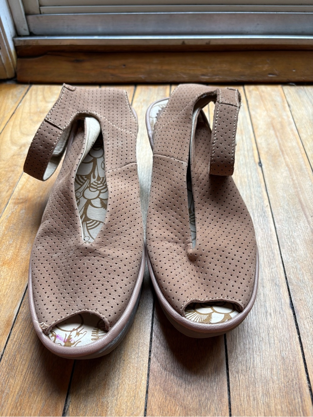 Authentic Fly London wedge sandal